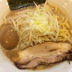 麺屋 御神本 - 味玉ラーメン730円

鶏白湯の水曜日にきてみましたがなんと豚骨。
本当は日月は二毛作店舗、御神本として濃厚豚骨。その他は七麺鳥として火木土はあっさり鶏だし、水金は鶏白湯です。

濃厚とろみ豚骨でも臭みなし、浅草開化楼製のムチムチ太麺が合っていて美味いです！

鶏スープも来て見たい〜