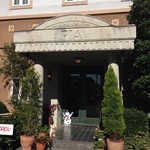 左側のお店の入り口(今日はこちらから入店）