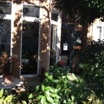 右側のお店の入口(今日は閉まってました）