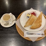 Kafe Rafine - トースト　1100円
      コーヒーか紅茶が付きます♪
      ＋200円でラテ、カプチーノ、オレンジジュースに変更出来ます。
