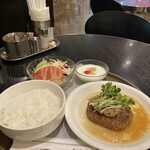 カフェ・ラフィーネ - 和風ハンバーグ　1200円
平日11:00〜14:30ランチタイムサービスで
コーヒーか紅茶が付きます♪
（土曜日はドリンク別料金となります。）
＋200円でラテ、カプチーノ、オレンジジュースに変更出来ます。