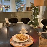 カフェ・ラフィーネ - フレンチトースト　1250円
コーヒーか紅茶が付きます♪
＋200円でラテ、カプチーノ、オレンジジュースに変更出来ます。