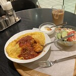 カフェ・ラフィーネ - トマトオムライス1300円
平日11:00〜14:30ランチタイムサービスで
コーヒーか紅茶が付きます♪
（土曜日はドリンク別料金となります。）
＋200円でラテ、カプチーノ、オレンジジュースに変更出来ます。