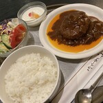 カフェ・ラフィーネ - 洋風ハンバーグ　1200円
平日11:00〜14:30ランチタイムサービスで
コーヒーか紅茶が付きます♪
（土曜日はドリンク別料金となります。）
＋200円でラテ、カプチーノ、オレンジジュースに変更出来ます。
