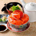 Salmon and salmon roe rice bowl (with miso soup and tea broth)
