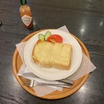 Kafe Rafine - チーズトースト　1250円
      コーヒーか紅茶が付きます♪
      ＋200円でラテ、カプチーノ、オレンジジュースに変更出来ます。