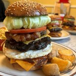 BACK HOME meal&bake - ベーコンチーズバーガーに目玉焼きトッピング