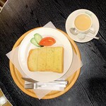 Kafe Rafine - ガーリックトースト　1250円
      コーヒーか紅茶が付きます♪
      ＋200円でラテ、カプチーノ、オレンジジュースに変更出来ます。