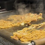 鉄板焼 もんじゃ焼 ひいろ - 余分な水分を飛ばして、さらっと口に運べるように焼きを入れてるんかな。麺はもちっとして、ソースはさらりとして具材の旨みがたっぷり