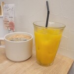 HauS Bake&Cafe - 選べるドリンクは オレンジジュースとホットコーヒー ホットコーヒーのカップがとても大きい