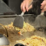 鉄板焼 もんじゃ焼 ひいろ - 撮るのが下手なのか、ソースにからめる焼主のスピードが早すぎるのか (º ﾛ º๑)