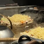 鉄板焼 もんじゃ焼 ひいろ - 焼きあがった野菜や具材に、茹でたての麺がドン