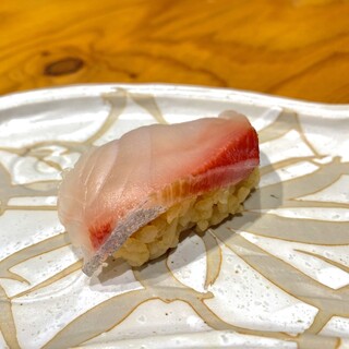 在寿司享用芳香可口的红米饭