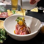 Wagyuu Yakiniku Ushimaru. - ローストビーフのユッケ風 1,408円