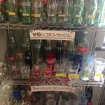 PiA - お店のコレクション(昔のコーラの空き瓶とグラス)家にもあったな？