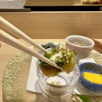 梅田 鮨 よこ田 - 焼き茄子のとろろ掛け。あおさも…