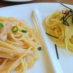 Vino Vino - 明太子とレンコンのバター風味＆ベーコンと玉ねぎの和風のハーフ＆ハーフパスタ