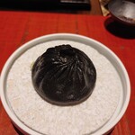 4000 Chinese Restaurant - [2023年11月 訪問]イカ墨小籠包。