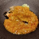 4000 Chinese Restaurant - [2023年11月 訪問]フカヒレの姿煮。大振りの蒸し鮑を乗せ、上から上海蟹のソースをかけた贅沢な一皿。