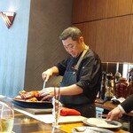 4000 Chinese Restaurant - [2023年11月 訪問]菰田シェフが目の前で北京ダックを取り分けてくださいます。