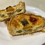 BOULANGERIE AMONNIER - 野菜のキッシュ(529円)の断面