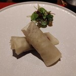4000 Chinese Restaurant - [2023年11月 訪問]北京ダック。梅のソースと甜麺醤の2種。肉厚な北京ダックがジューシーで食べ応え充分。