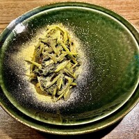和琉料理 さりぃ - ひな鳥とウンチェーバーのアンチョビ バター炒め
