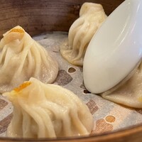 三和楼 - 上海蟹小籠包 おそらく上海蟹がある時期限定のメニューです 三和楼 - 上海蟹小籠包 おそらく上海蟹がある時期限定のメニューです