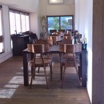 らーめんONE - 店内のテーブル席