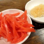 ちゃが商店 - ０円トッピングの「紅生姜」と「ニンニク」他には「白ゴマ」と「揚げネギ」があります。
