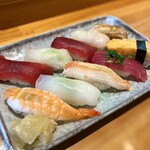 Sushi Dining SAN.SHIMIZU - ・ランチメニュー にぎり寿し 1,000円/税込
                      (小鉢、お椀、フルーツ付)