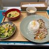 ココナッツエクスプレス - 料理写真:暫く待つと注文したグリーンカレーと豚のバラ肉焼きセット１６３９円の出来上がりです。