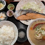 Yanagibashi - 味噌汁を豚汁に変更、南蛮みそとしそみそを追加。この写真だと鮭の大きさが伝わり辛いけど、ご飯、豚汁の丼の比較して欲しい。