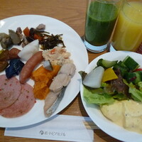 スカイグリルブッフェGOCOCU - ブッフェ朝食　料理をお皿に盛り付け