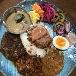 ありたや - 合いがけにしました。メンチカツをトッピングして。グリーンカレーは辛いのが平気な私ですが、後頭部から突如汗が出て来ました。