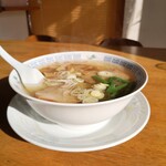 中華 満福 - これが伝統のラーメン！塩風味で自家製ストレート細麺です！　皿に載せての提供です！