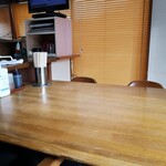 中華 満福 - 店内は一卓だけです、先客が居ると待つ様になります！