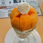 フルーツショップセリーヌ - 大きな柿がたっぷり乗って美味しそうだが、フォークが刺さりにくいほど固いのが残念