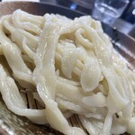竹國 - 剛麺と言うよりは比較的食べやすい茹で加減。ひねり付き乱切りの食感を楽しめます