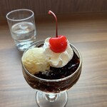 喫茶わかば - コーヒーゼリー(500円)。ゼリーには甘さがないので、ホイップクリームとアイスクリームをかき混ぜて食べると丁度良い。