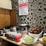 Menya Ono Shokudou - ご飯、お味噌汁、キャベツの千切り、もやしキムチ、ピリ辛高菜、ワカメ、紅しょうが食べ放題