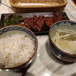 伊達の牛たん本舗 - 牛たん定食　ミックス（塩、味噌）。