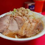 ラーメン二郎 - 小ラーメンでこのデカいブタさんです！