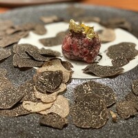 銀座 まる市 - トリュフと馬刺しのユッケ