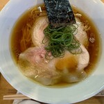 飯田商店 - しょうゆらぁ麺1,600円、輝く鶏油に複雑な旨味がバランスされているスープ、そして細麺の食感、喉越しの良さが信じられない位、美味しかった。海苔も独特。スープに溶ける目の細かいタイプ。初めて見ました。