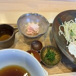 飯田商店 - 途中で昆布水と薄切りチャーシューが提供されます。味変も美味すぎる。