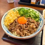 Marugame Seimen - 焼きたて牛すき釜玉うどん(大)
                        ※写真は自分で天かすと青ねぎをトッピングしています