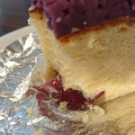 パティスリー シュクレ - スフレチーズケーキに鹿児島県産の紫いもクリーム底にサツマイモ