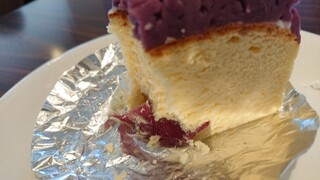 Pathisurishukure - スフレチーズケーキに鹿児島県産の紫いもクリーム底にサツマイモ