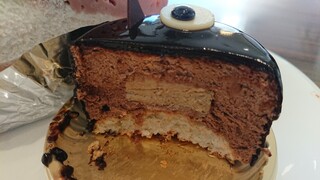 パティスリー シュクレ - チョコレートムースの中に紅茶ブリュレ:ビターなムースでサイズも小さめだったので苦手なチョコ系でも食べれた